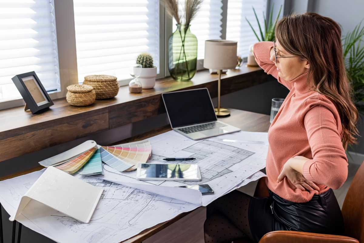 How to Build an Effective Pain Management Toolkit for Desk Workers with Chronic Back Issues